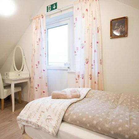 Guesthouse Grund Grindavík Extérieur photo
